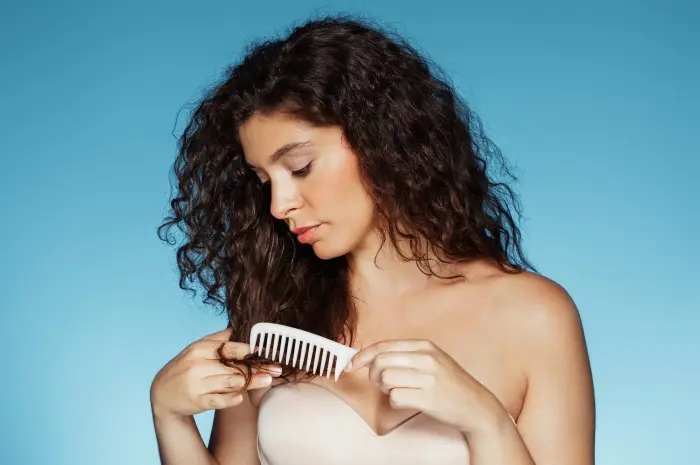 Menggunakan Sisir Bergigi Lebar untuk Rambut Keriting