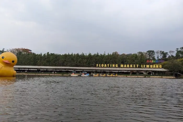 Menikmati Beragam Wahana di Floating Market