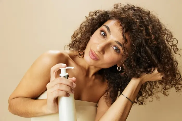 Penggunaan Conditioner untuk Menjaga Kelembapan Rambut Keriting