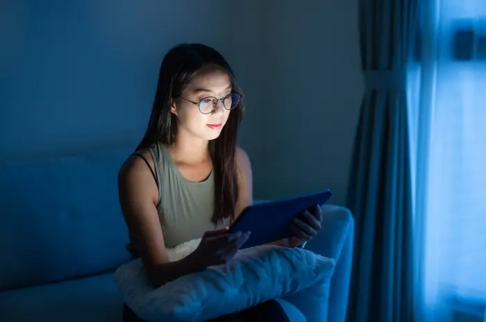 Efek Negatif Paparan Blue Light dari Layar terhadap Kulit dan Tidur
