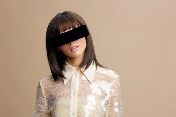 Medium Cut with Peek-a-bangs Gaya Timeless yang Elegan dan Chic