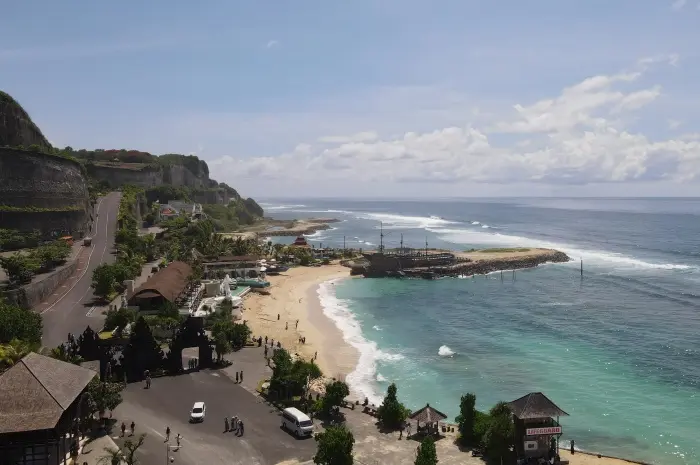 Akses dan Fasilitas di Pantai Melasti