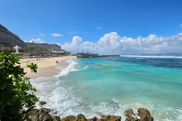 Pantai Melasti, Menikmati Keindahan Pantai Sembari Kulineran di Bali