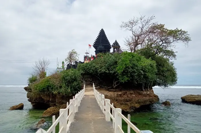 Pantai Balekambang: Tanah Lot-nya Jawa Timur