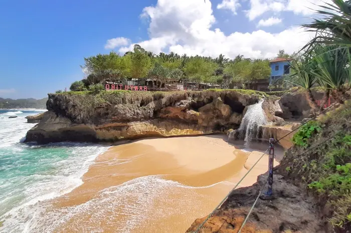Pantai Banyu Tibo: Harmoni Air Terjun dan Laut